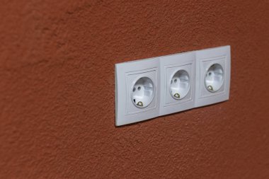 elektrik prizi. Beyaz renk. turuncu arka plan. sığ alan derinliği. yuvaüzerinde kullanarak kapalı ovuşturdu var.