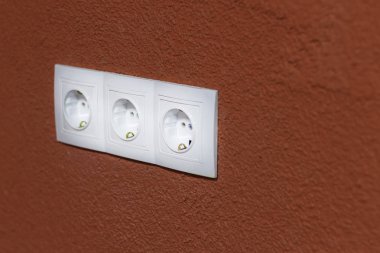 elektrik prizi. Beyaz renk. turuncu arka plan. sığ alan derinliği. yuvaüzerinde kullanarak kapalı ovuşturdu var.