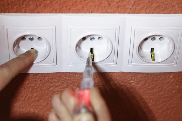 Salida Blanca Fondo Naranja Electricista Comprobar Voltaje Salida Con Una —  Fotos de Stock