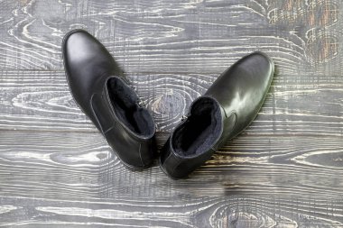 Ayakkabı kavramı. Erkek kış deri siyah çizmeler. tonlama var. yakın çekim.