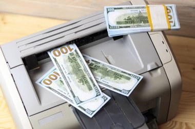 yazdırılan dolar. ev yazıcı. kavram suç sahte para