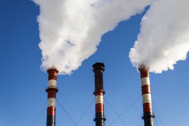 Kış soğuk orada konut içinde gelişiyor. Endüstriyel boru. duman geliyor.