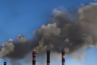 Kış soğuk orada konut içinde gelişiyor. Endüstriyel boru. duman geliyor.