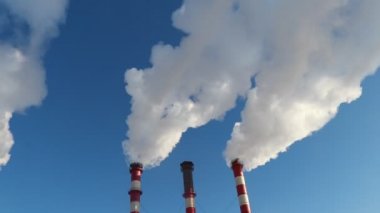 endüstriyel baca üzerinde mavi gökyüzünün dumanı.