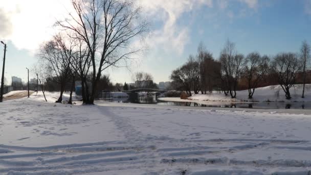 Kış Panoramik Küçük Bir Göl Üzerinde Buzun Altında Sanki — Stok video