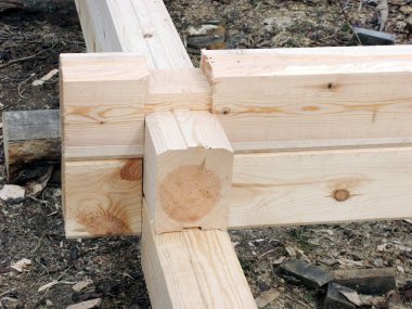 bir ahşap evin inşaat başlangıcı. Bar profilli bir ve oluk içine düşüyor. Köşede döşeme.