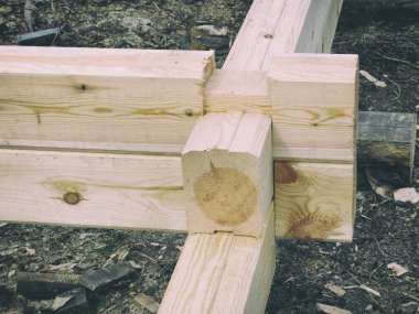 bir ahşap evin inşaat başlangıcı. Bar profilli bir ve oluk içine düşüyor. Köşede döşeme.