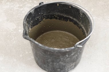 karanlık kova. Bu zemin tesviye için bir çözümdür. biton kat, arka plan üzerinde ve dışarı dökülür.