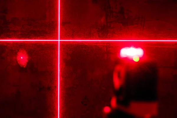 Nível Laser Vermelho Esculpir Num Quarto Escuro Profundidade Campo Rasa — Fotografia de Stock