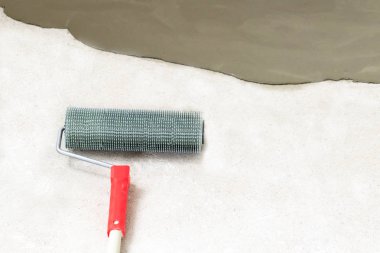 beton zemin. şafak sökmek üzereydi. yakın çekim. Hava kabarcıkları kaldırmak için iğne silindir. tonlama var. o zaman resim olacaktır.