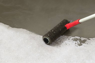 beton zemin. şafak sökmek üzereydi. yakın çekim. Hava kabarcıkları kaldırmak için iğne silindir. tonlama var. o zaman resim olacaktır.