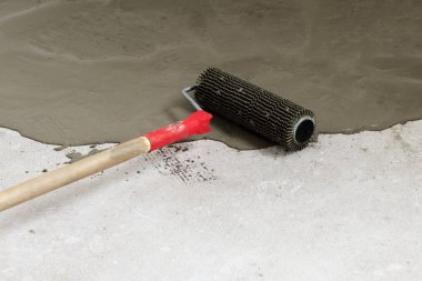 beton zemin. şafak sökmek üzereydi. yakın çekim. Hava kabarcıkları kaldırmak için iğne silindir. tonlama var. o zaman resim olacaktır.