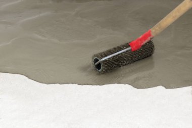 beton zemin. şafak sökmek üzereydi. yakın çekim. Hava kabarcıkları kaldırmak için iğne silindir. tonlama var. o zaman resim olacaktır.