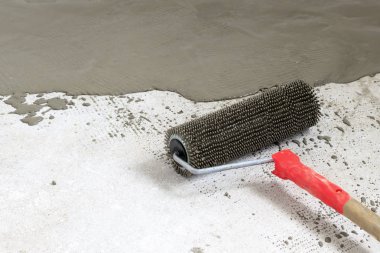 beton zemin. şafak sökmek üzereydi. yakın çekim. Hava kabarcıkları kaldırmak için iğne silindir. tonlama var. o zaman resim olacaktır.