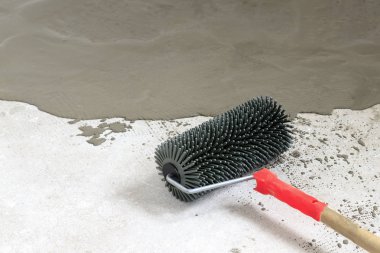 beton zemin. şafak sökmek üzereydi. yakın çekim. Hava kabarcıkları kaldırmak için iğne silindir. tonlama var. o zaman resim olacaktır.