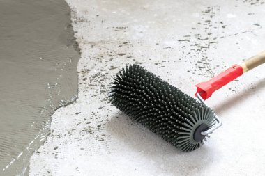 beton zemin. şafak sökmek üzereydi. yakın çekim. Hava kabarcıkları kaldırmak için iğne silindir. tonlama var. o zaman resim olacaktır.