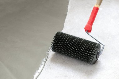 beton zemin. şafak sökmek üzereydi. yakın çekim. Hava kabarcıkları kaldırmak için iğne silindir. tonlama var. o zaman resim olacaktır.