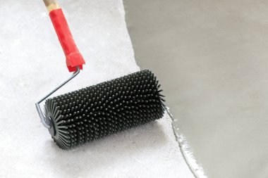 beton zemin. şafak sökmek üzereydi. yakın çekim. Hava kabarcıkları kaldırmak için iğne silindir. tonlama var. o zaman resim olacaktır.