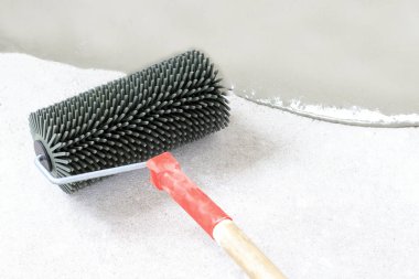 beton zemin. şafak sökmek üzereydi. yakın çekim. Hava kabarcıkları kaldırmak için iğne silindir. tonlama var. o zaman resim olacaktır.