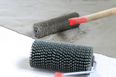 beton zemin. şafak sökmek üzereydi. yakın çekim. Hava kabarcıkları kaldırmak için iğne silindir. tonlama var. o zaman resim olacaktır.