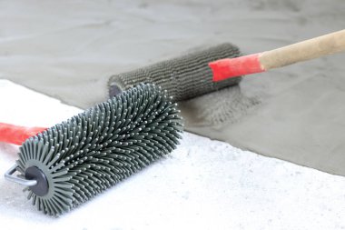 beton zemin. şafak sökmek üzereydi. yakın çekim. Hava kabarcıkları kaldırmak için iğne silindir. tonlama var. o zaman resim olacaktır.