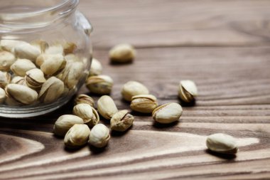 Kavrulmuş fıstık kil tabakta. eski ahşap arka plan.