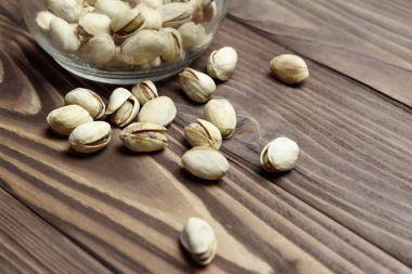 Kavrulmuş fıstık kil tabakta. eski ahşap arka plan.