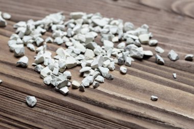 Kavrulmuş fıstık kil tabakta. eski ahşap arka plan.