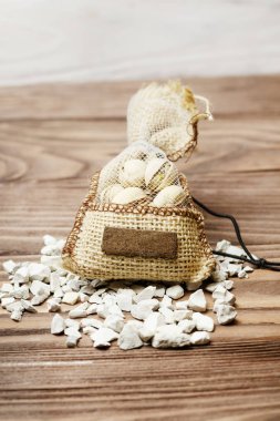 Bir çuval bezi çanta içinde kavrulmuş fıstık. Eski ahşap arka plan. kesme sığ derinlik.