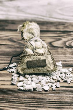 Bir çuval bezi çanta içinde kavrulmuş fıstık. Eski ahşap arka plan. kesme sığ derinlik.