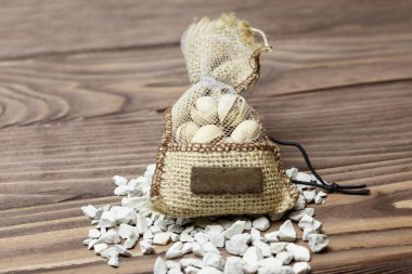 Bir çuval bezi çanta içinde kavrulmuş fıstık. Eski ahşap arka plan. kesme sığ derinlik.