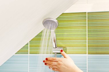 Nereye gidiyorsun? Bir kadın eli Close-up suyun sıcaklığı denetler. tonlama var.