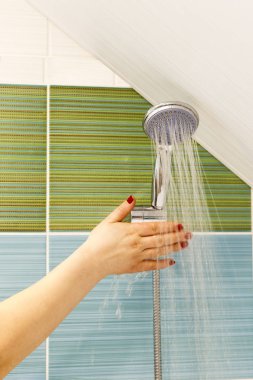 Nereye gidiyorsun? Bir kadın eli Close-up suyun sıcaklığı denetler. tonlama var.