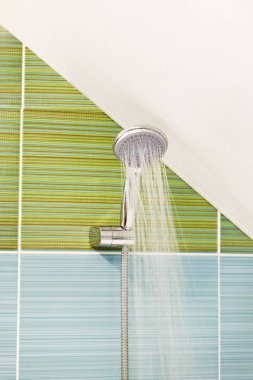 Nereye gidiyorsun? Yakın çekim. duş su akan bununla kullanıma hazırdır