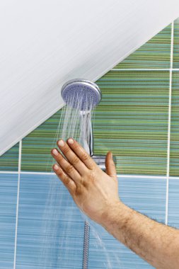 Nereye gidiyorsun? Bir erkek el Close-up suyun sıcaklığı denetler. tonlama var.