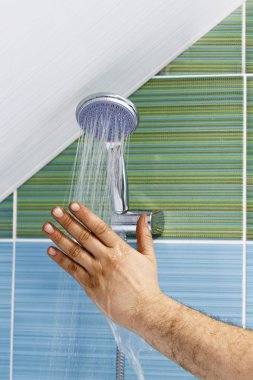 Nereye gidiyorsun? Bir erkek el Close-up suyun sıcaklığı denetler. tonlama var.