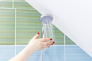 Nereye gidiyorsun? Bir kadın eli Close-up suyun sıcaklığı denetler. tonlama var.