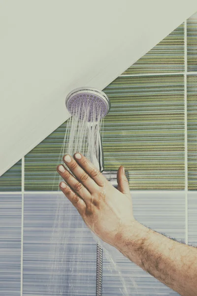 Łazienka Zbliżenie Ręki Mężczyzna Sprawdza Temperaturę Wody Mają Tonowanie — Zdjęcie stockowe