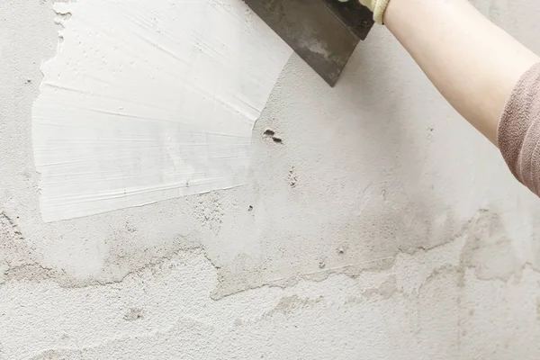 Meisje Blauw Handschoenen Bekijk Alleen Een Ledemaat Stopverf Putty Muur — Stockfoto