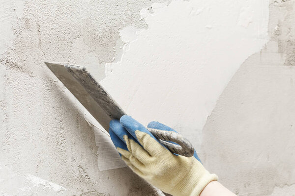 Девушка в синих перчатках. Смотрю только на ложь. Шпатлевка на стене. макро
.