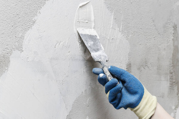 Девушка в синих перчатках. Смотрю только на ложь. Шпатлевка на стене. макро
.