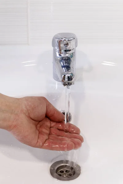 Łazienka Ręka Mężczyzny Dotyka Temperatury Woda Kranie Tle Zlewu — Zdjęcie stockowe