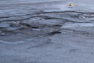 karayolunda. Bu onarım gerekir delik bir yeri vardır. bir arabam var. Tonlama