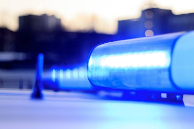 Polis. Ambulans çağır. flaşör mavi. yakın çekim var tonlama