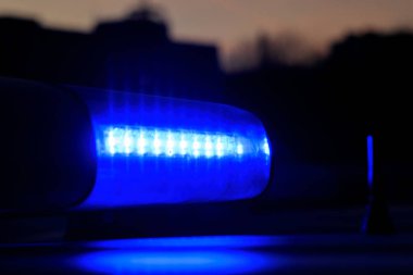 Polis. Ambulans çağır. flaşör mavi. yakın çekim var tonlama