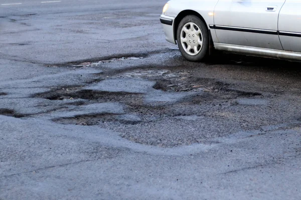 Chaussée Beaucoup Trous Qui Ont Besoin Réparation Avoir Une Voiture — Photo