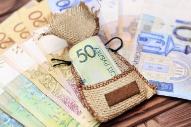 ahşap arka plan. Hadi Belarus para koydu. Ortadaki çanta 50 ruble.