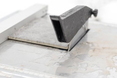 su elektrikli makineye verilir. Master döşemeyi keser. yakın çekim.