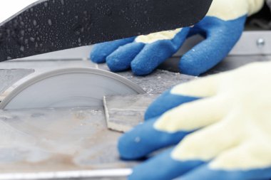 su elektrikli makineye verilir. Master döşemeyi keser. yakın çekim.