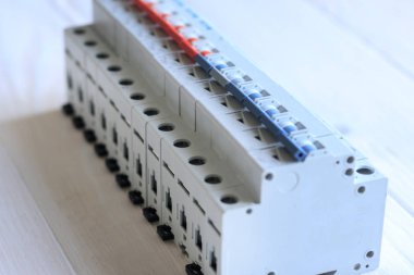 ahşap arka plan. Bu üst üste elektrik devresi açmak için otomatik anahtarları vardır